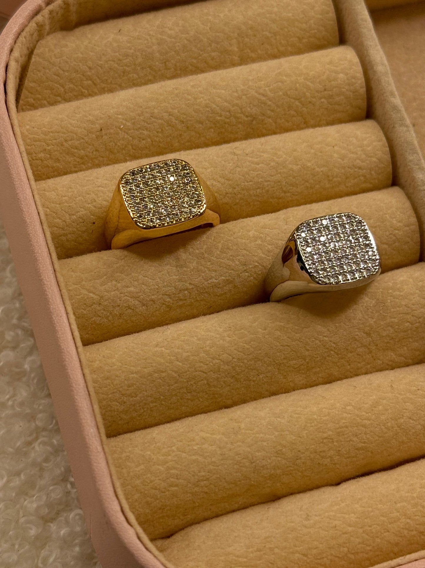 Anello chevalier square brillantini