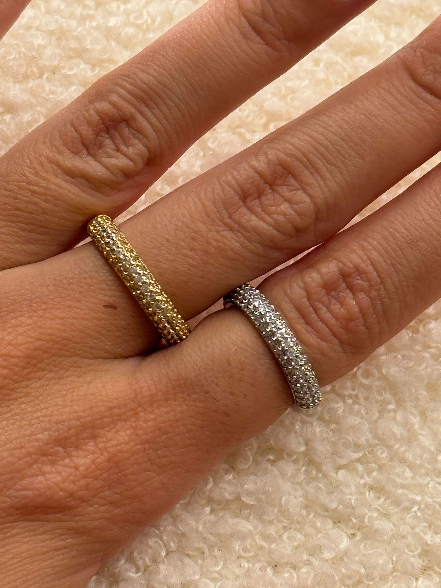 Anello mezza veretta bombata brillantini sottile
