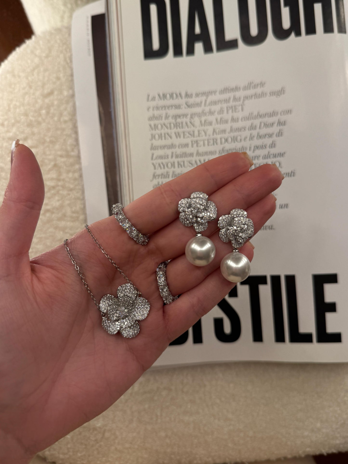 Orecchini camelia + perla