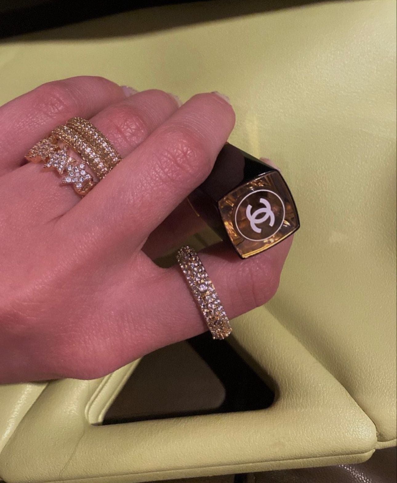 Anello mezza veretta bombata brillantini sottile