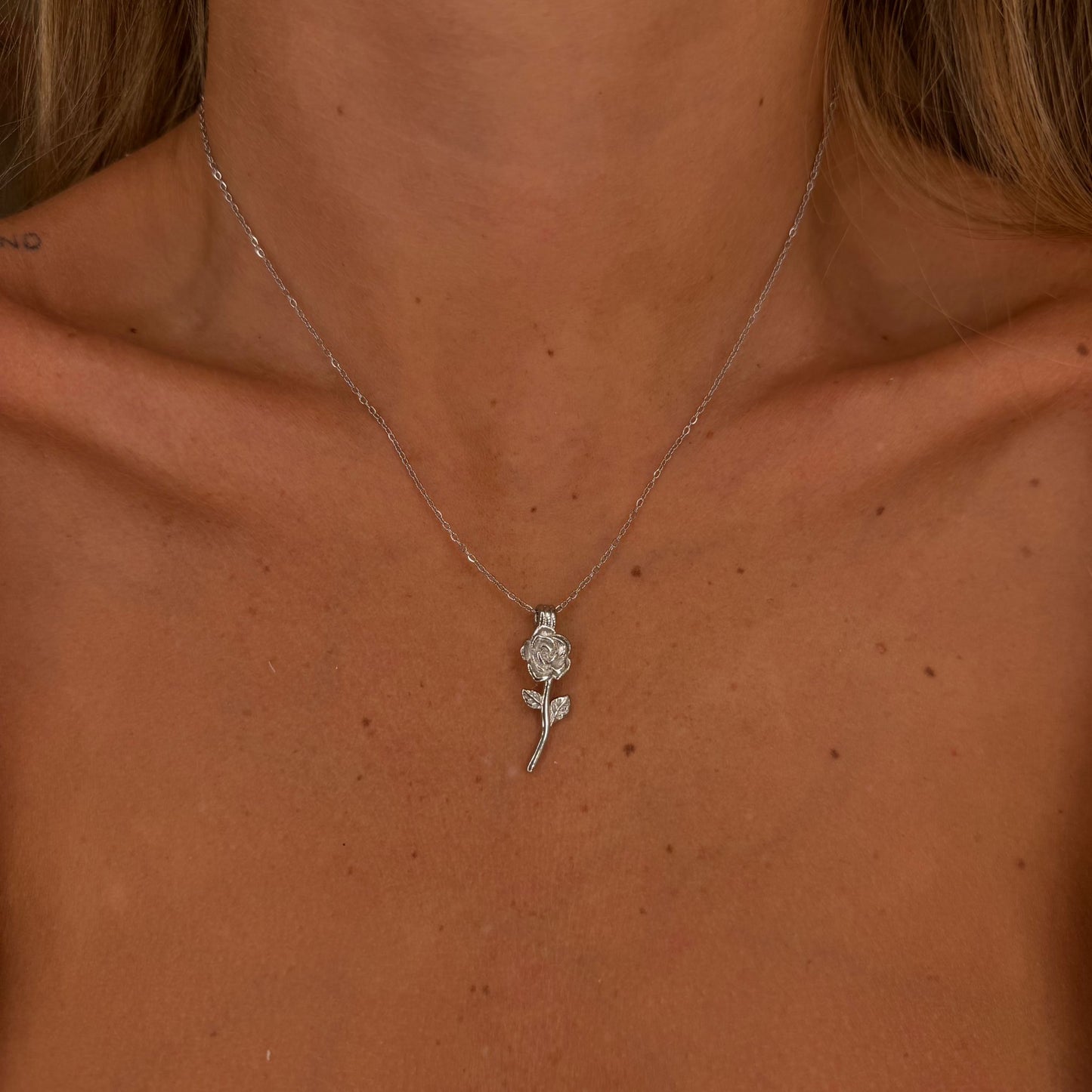 Collana rosa Liberato