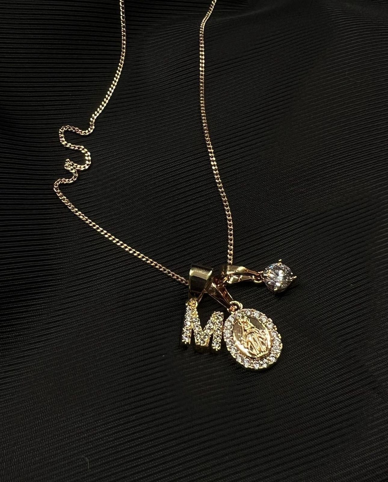 Collana madonnina, lettera personalizzabile e punto luce
