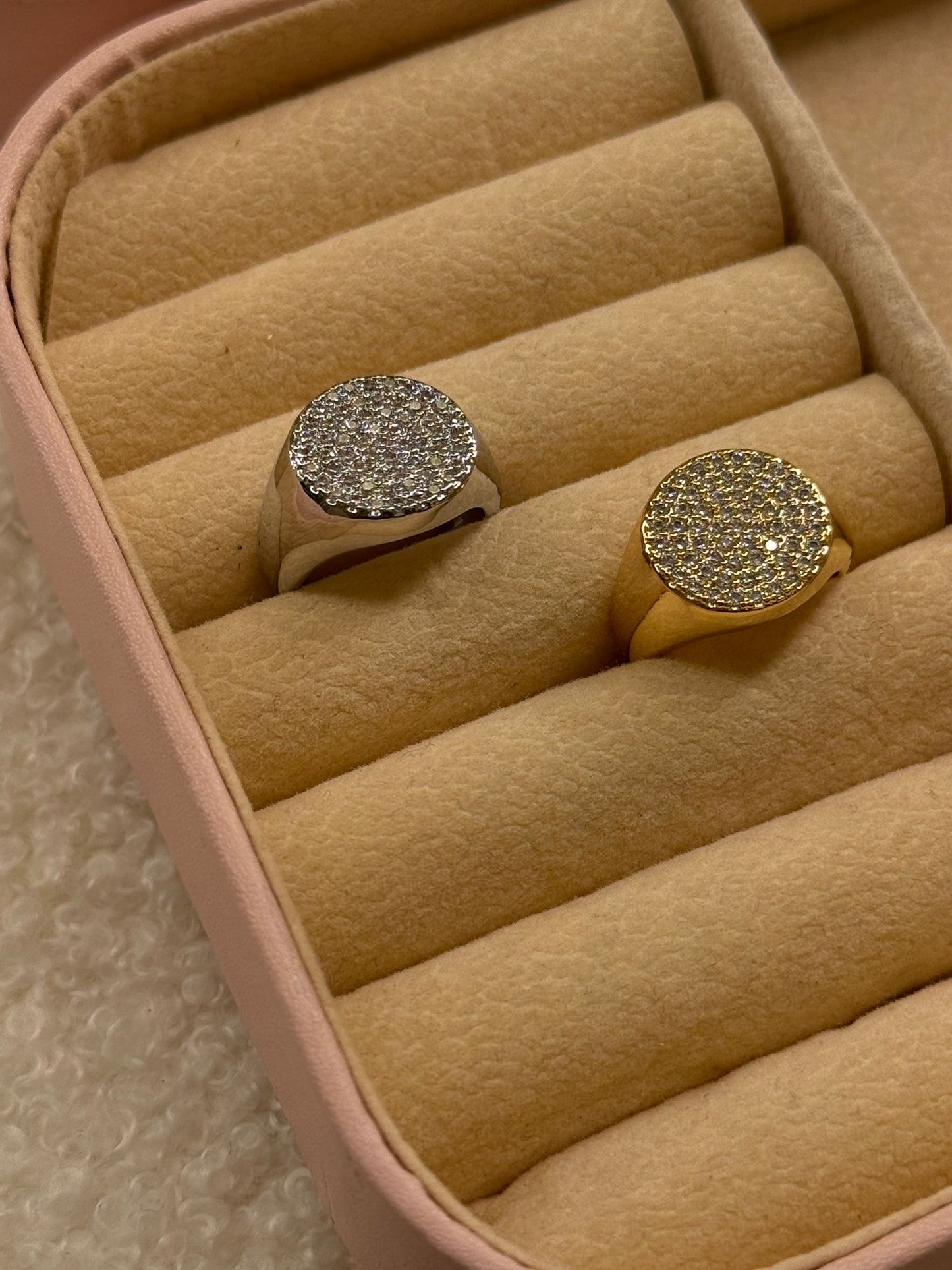 Anello Chevalier tondo brillantini