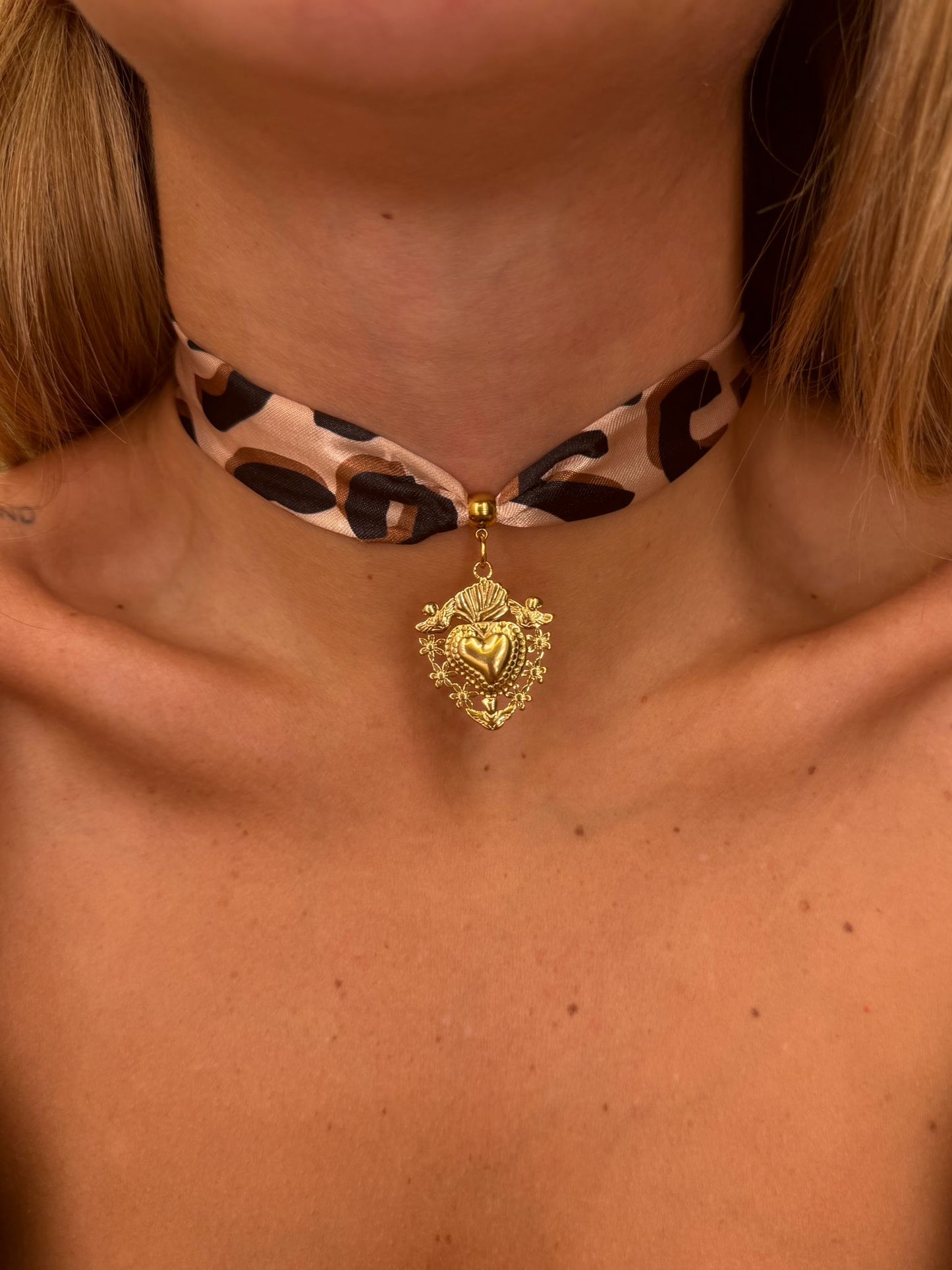 Chocker grintosa