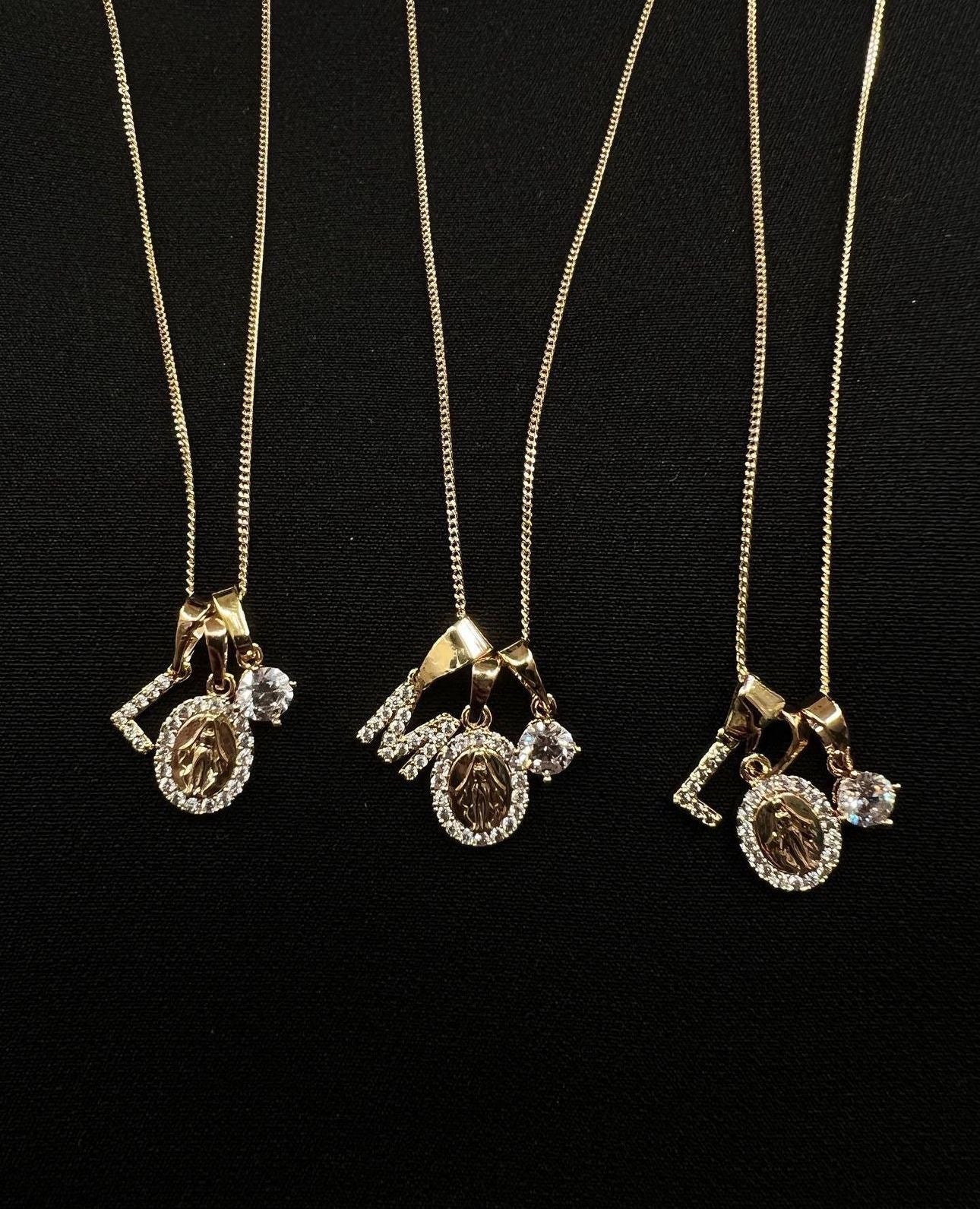 Collana madonnina, lettera personalizzabile e punto luce
