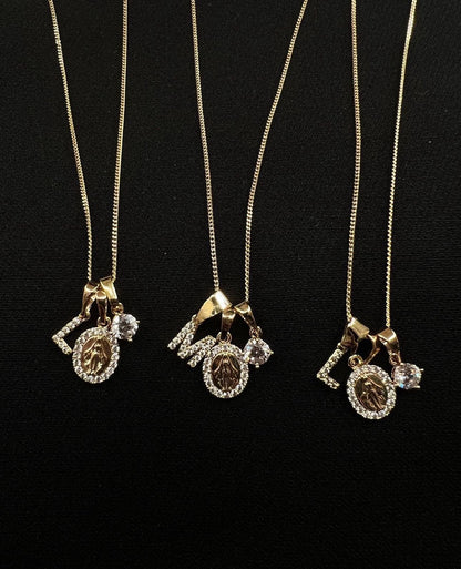 Collana madonnina, lettera personalizzabile e punto luce