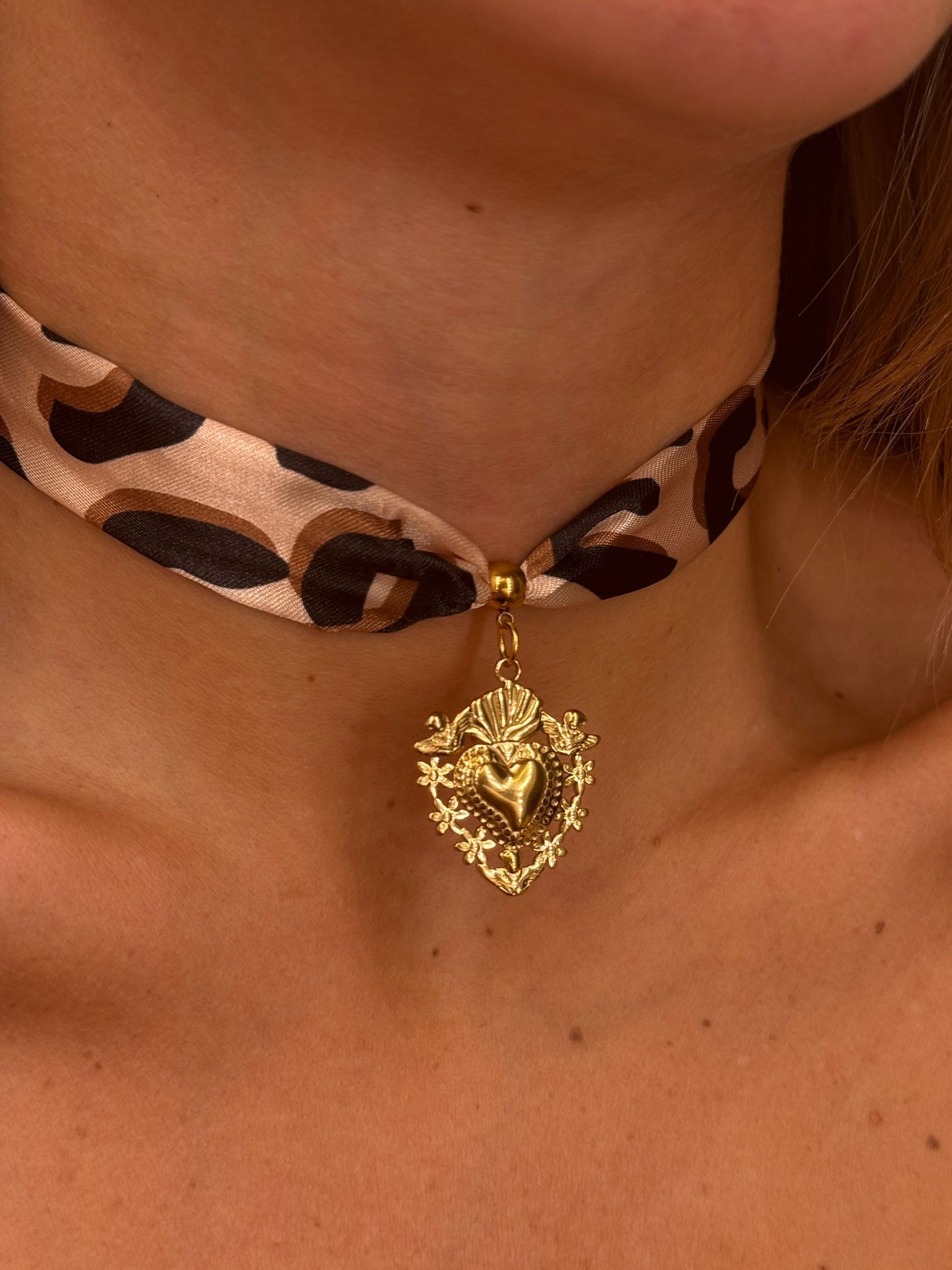 Chocker grintosa