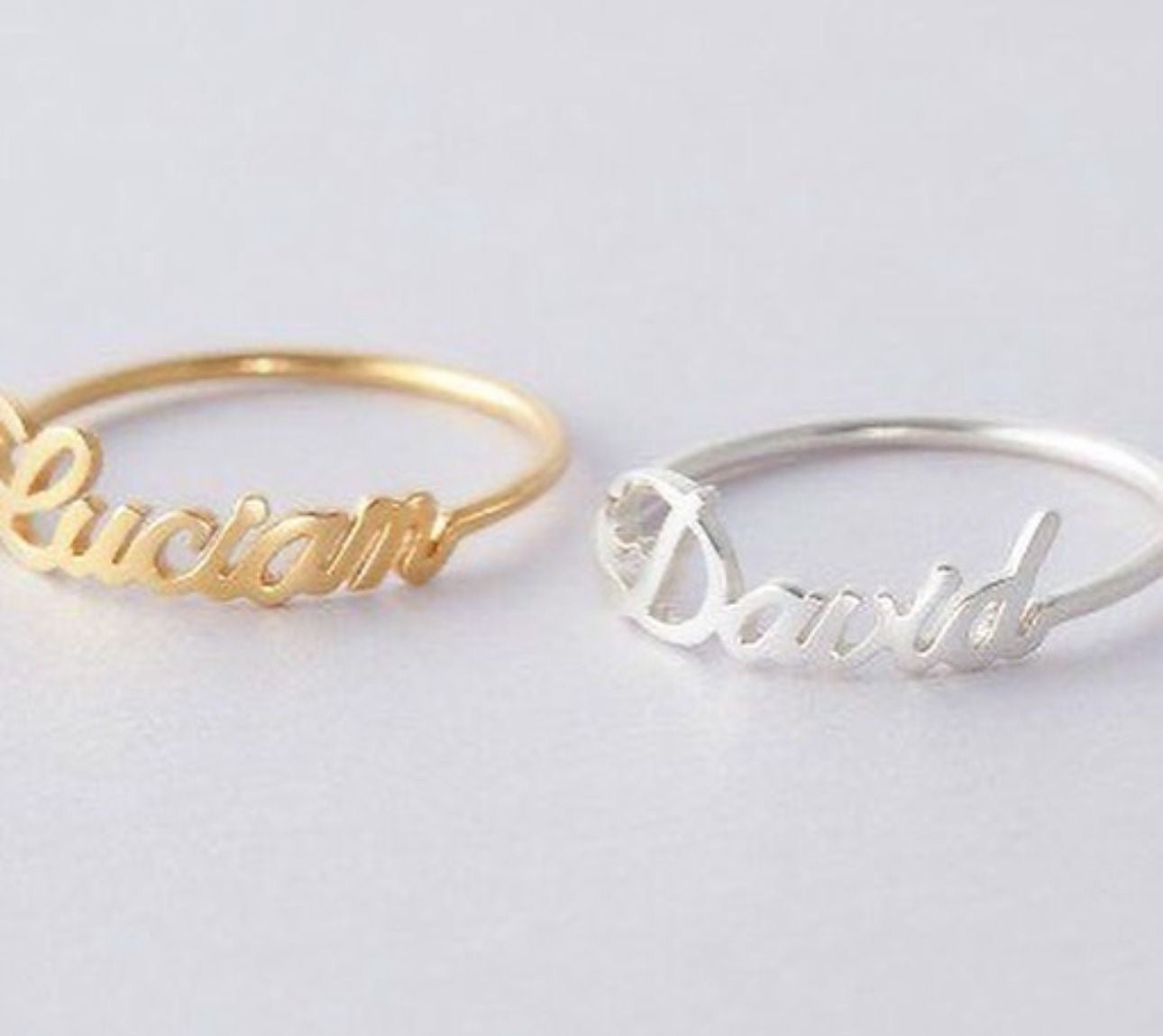 Anello regolabile con nome in corsivo