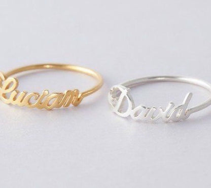 Anello regolabile con nome in corsivo