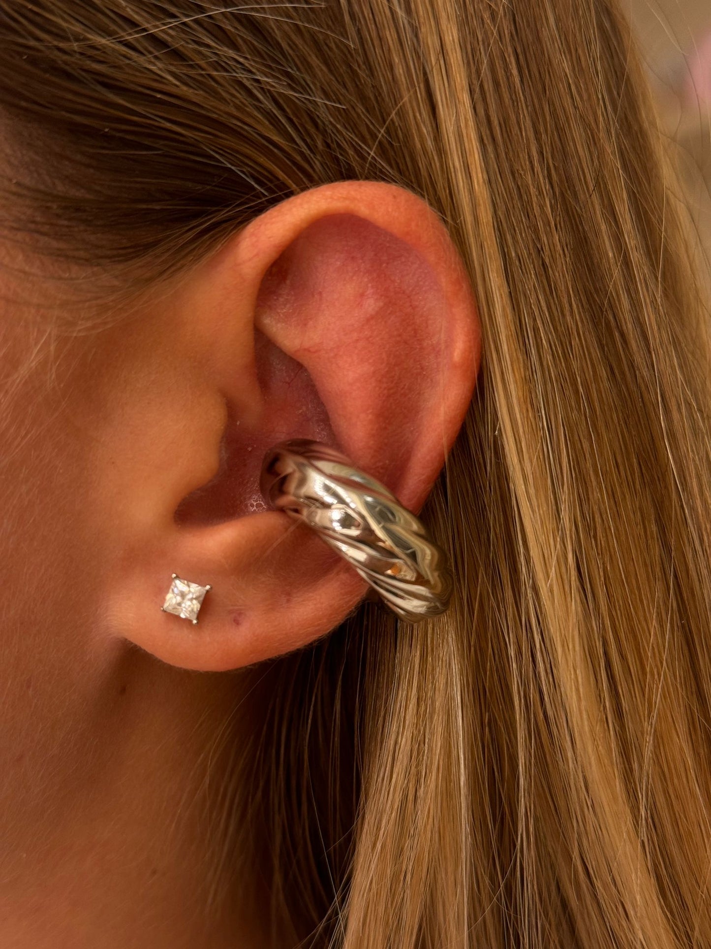 Earcuff bomb intreccio