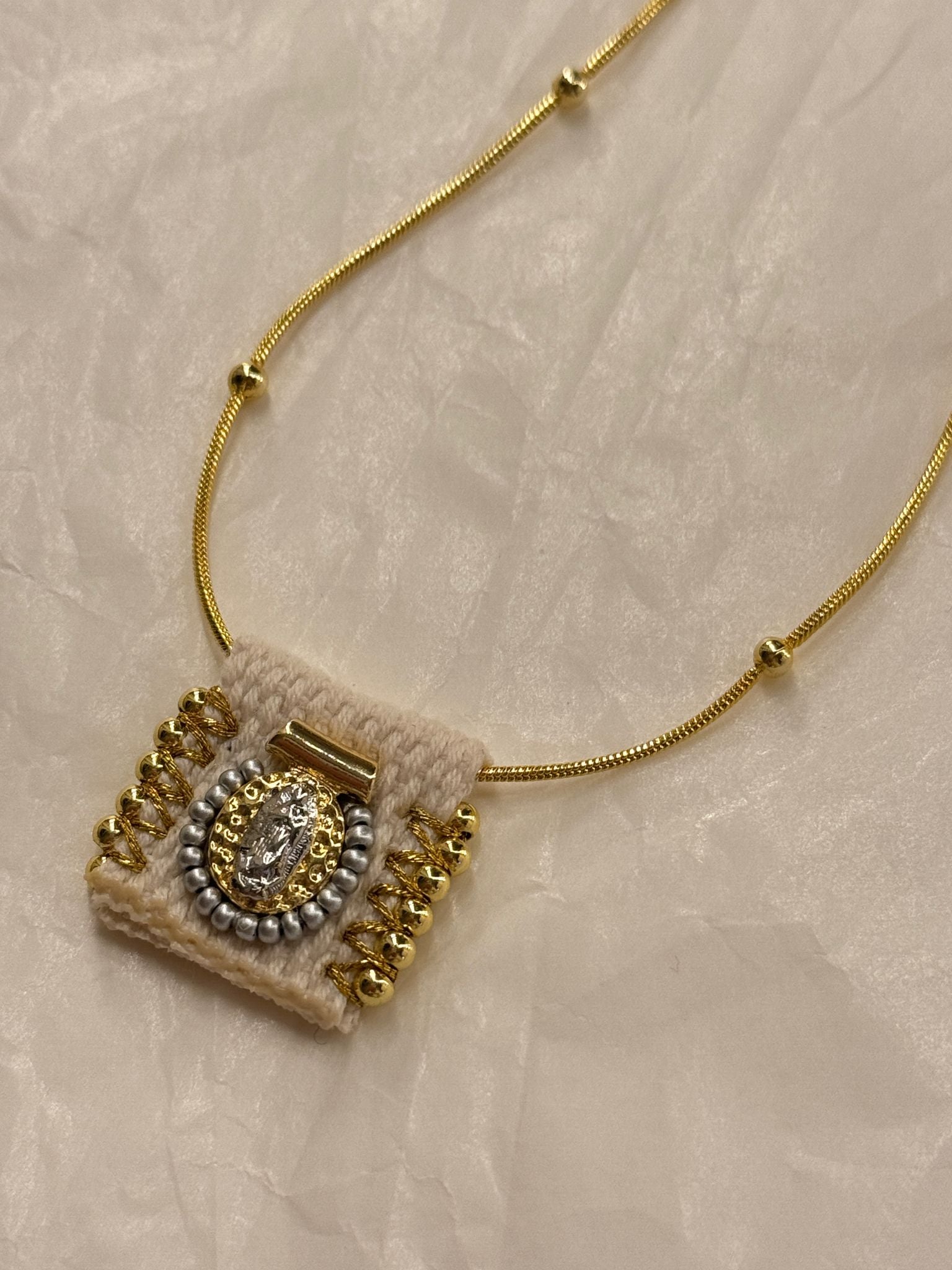 Collana Madonnina tessuto