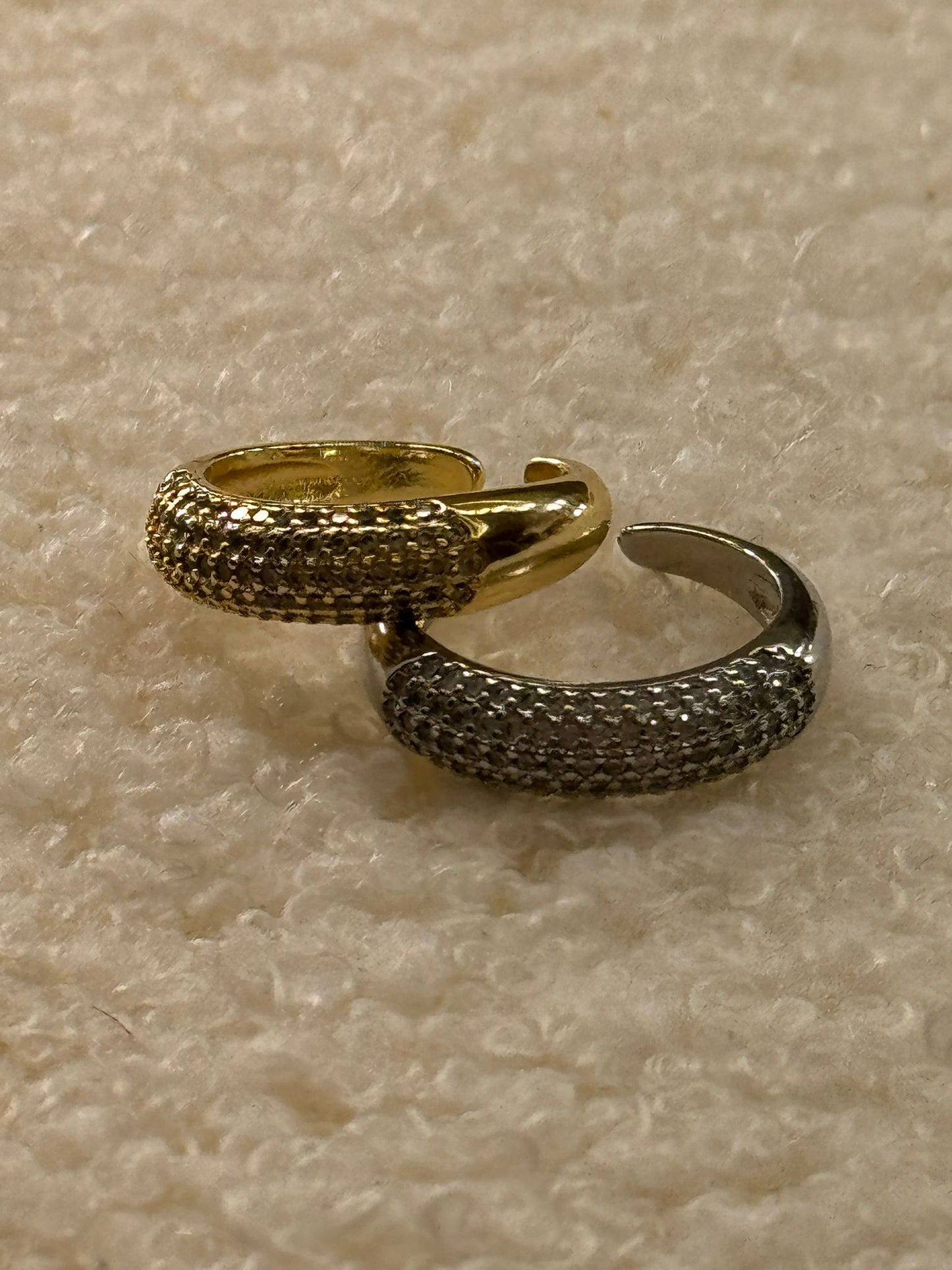 Anello mezza veretta bombata brillantini doppia