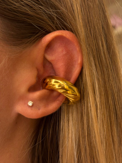 Earcuff bomb intreccio