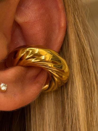 Earcuff bomb intreccio