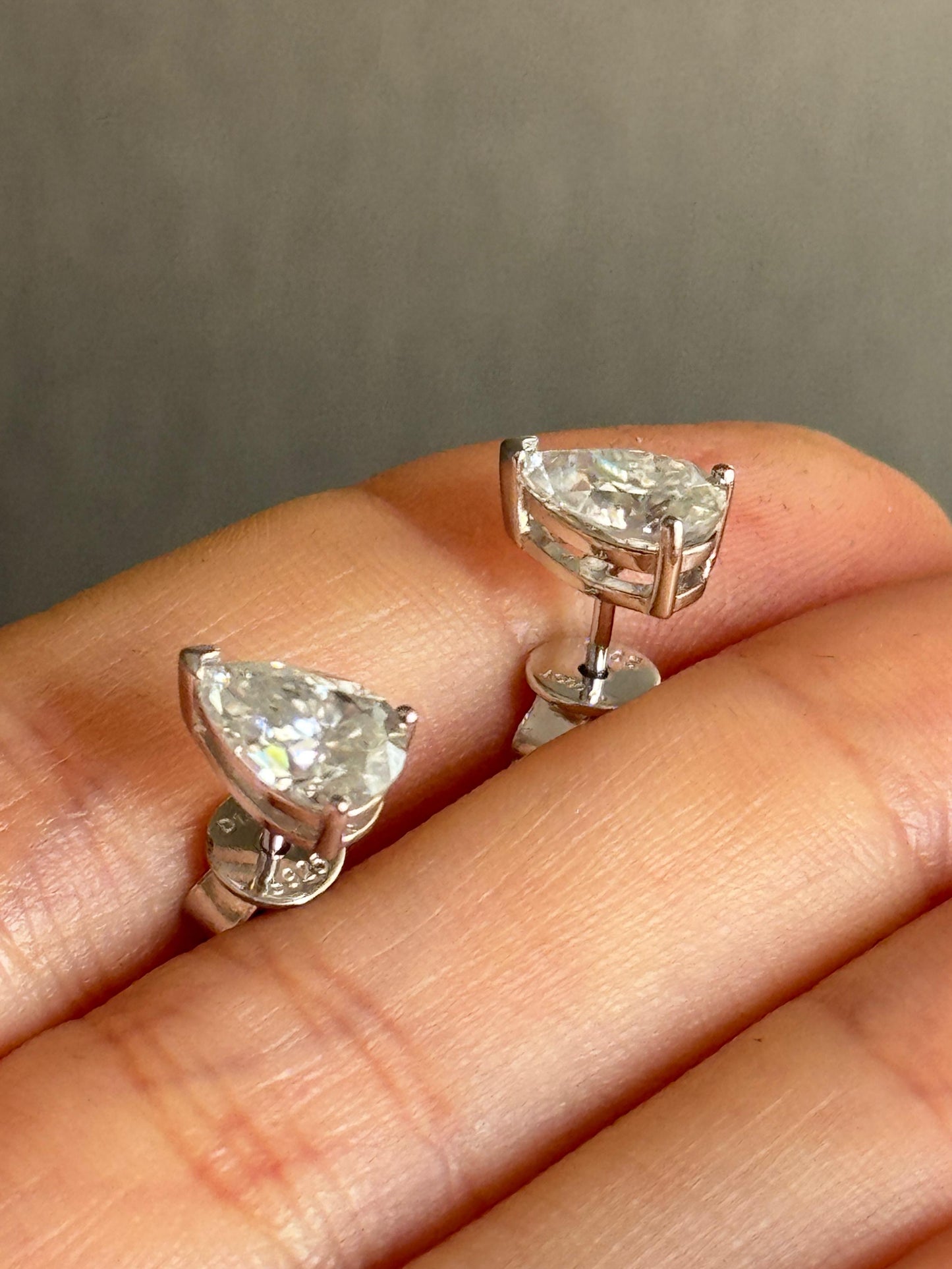 Orecchini punti luce taglio a Goccia in Moissanite